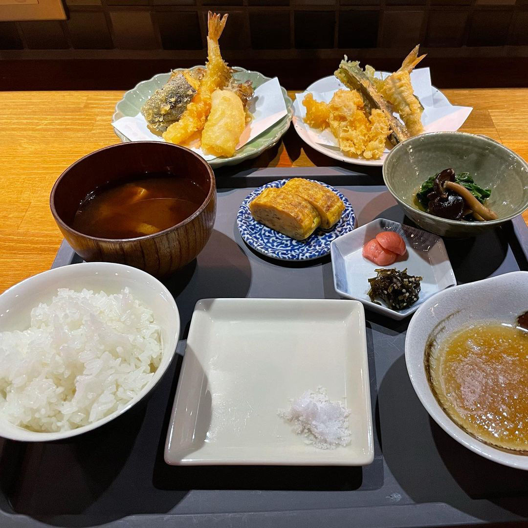 おばんざいとお酒をゆったりとお楽しみいただける【酒と肴 もり】。香川県の【原田商店】から届く新鮮なお野菜、市場で仕入れる鮮魚、山形県で育てられた鴨など、こだわりの食材をご用意しております。